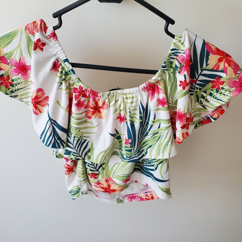 Love off the shoulder short sleeve shirt. Size medium. Pretty tropical print - Picture 6 of 8